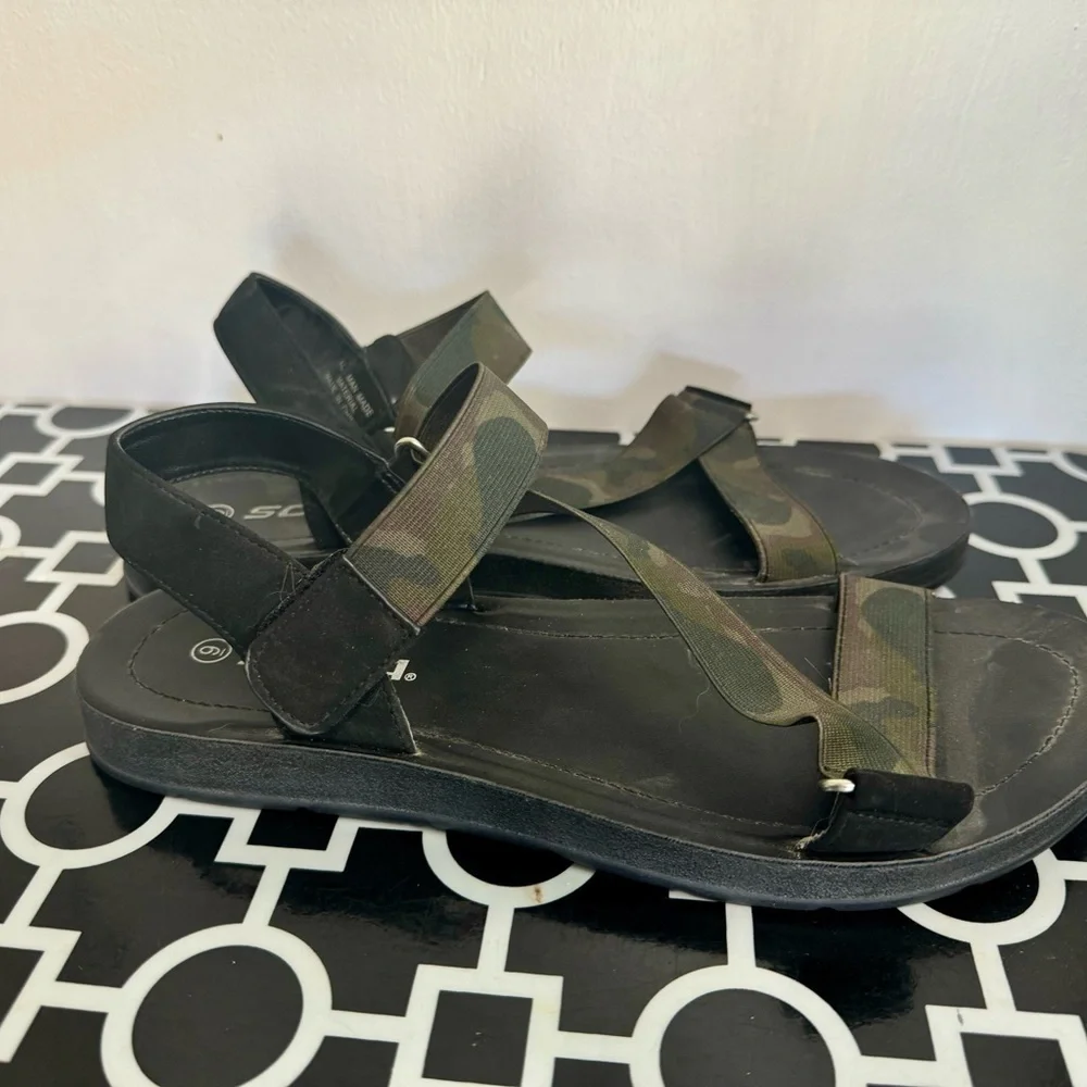 Soda Camo Sandals ~ Size 9